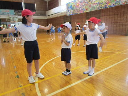４