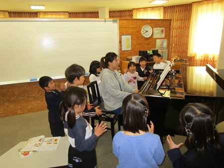 ４