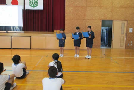 ７