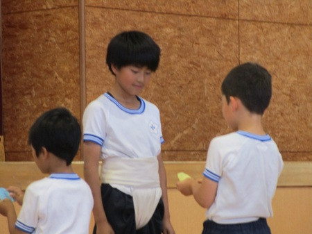 ３