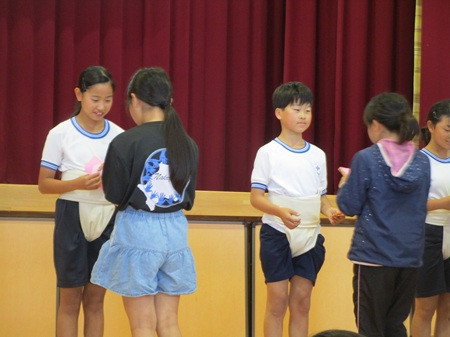 ４