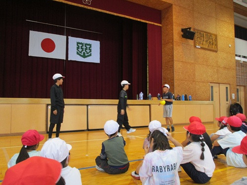 ７