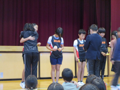 ４